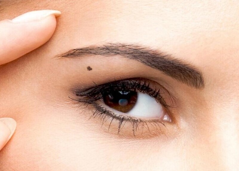 phụ nữ có nốt ruồi ở đuôi mắt trái